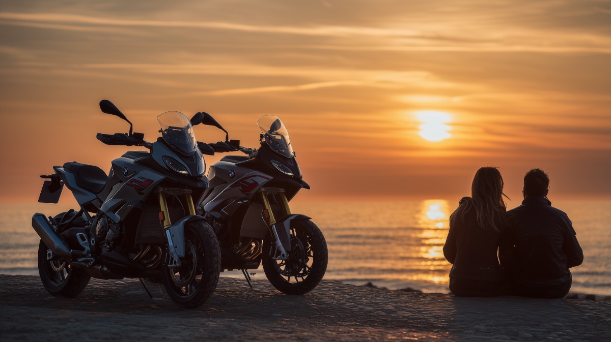 Romantische zonsondergang met motoren en stel bij zee.